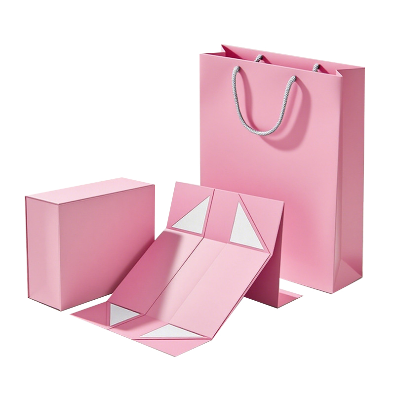 Le coffret cadeau foulard n'est-il pas une magie cérémonielle qui transforme les foulards doux du statut d'emballage à celui d'exposition ?